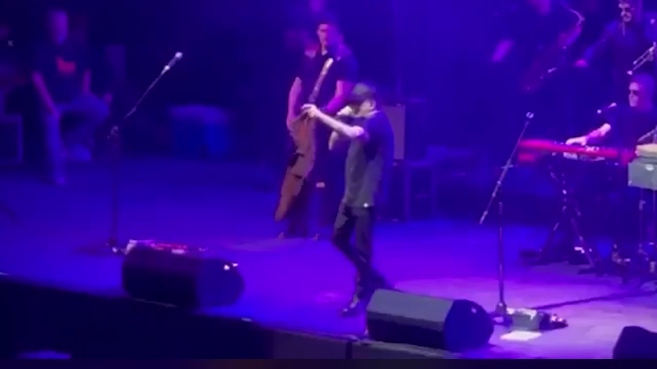 Cantante de Rock arg Andrés Calamaro, deja concierto tras ser abucheado por defender la Tauromaquia