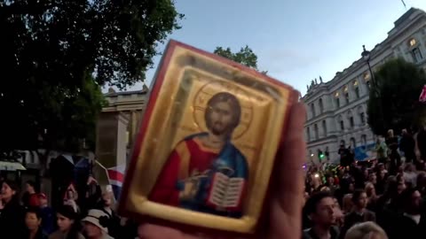 Huge Crowds Chant "Christ is king" at Memorial for Charlie Kirk in London 🙏🏻 ~ by Tommy Robinson on X