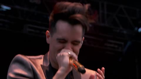 Don't Threaten Me With a Good Time - Panic! at the Disco (live)