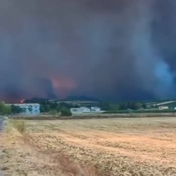 MASSIVE wildfire breaks out in Southern France — 5.000 hectares GONE