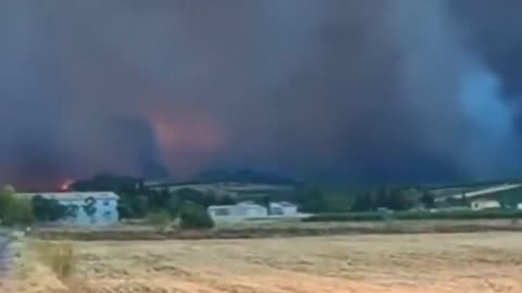 MASSIVE wildfire breaks out in Southern France — 5.000 hectares GONE
