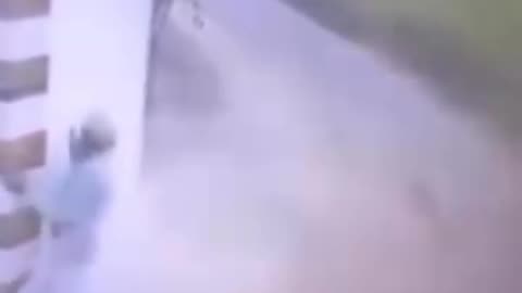 "घर के बाहर बैठे थे, तेज़ कार ने Almost उड़ा ही दिया!"