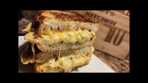 Mouthwatering Twist: Grilled Cheese Stuffed with Mac and Cheese