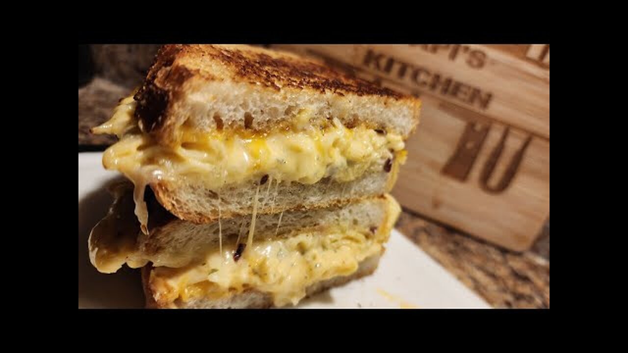 Mouthwatering Twist: Grilled Cheese Stuffed with Mac and Cheese