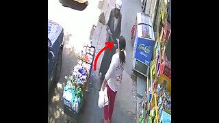 Niña conquista los corazones de internautas al darle a un pobre su dinero en vez de comprar 'snacks'