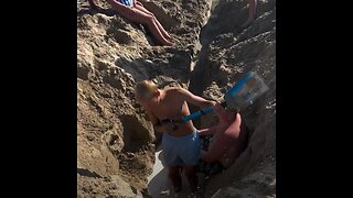 Cavan un hoyo en la playa y por poco terminan enterrados vivos