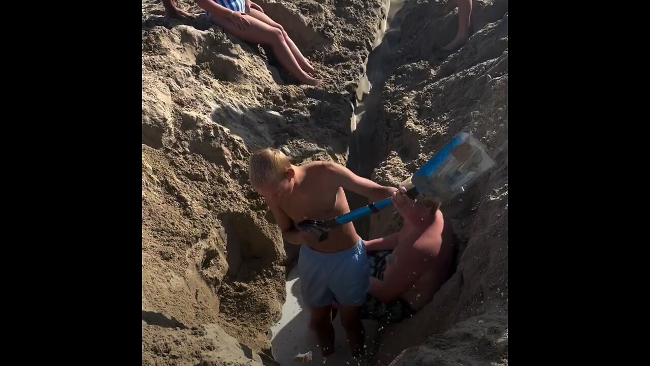 Cavan un hoyo en la playa y por poco terminan enterrados vivos