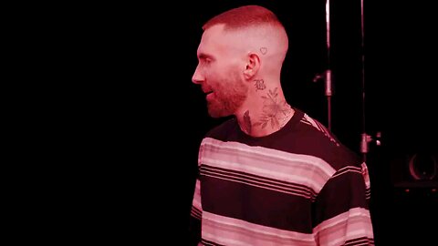 Adam levine gives a halftime speech while eating spicy wings