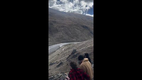 Pemuda iseng menggelindingkan batu dari atas gunung