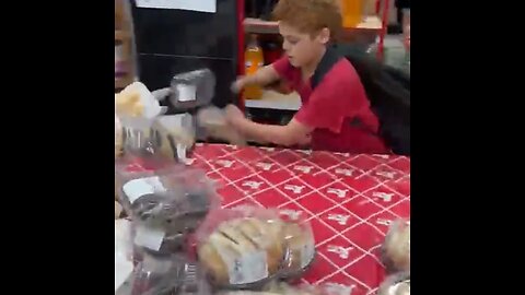 Adolescente causa destrozos en supermercado