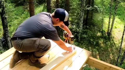 My huge tree house was caught in the rain, an ingenious solution for stair railings