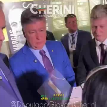 Eu durmo aqui se for preciso,mas eu preciso lutar,eu preciso desse dinheiro de volta