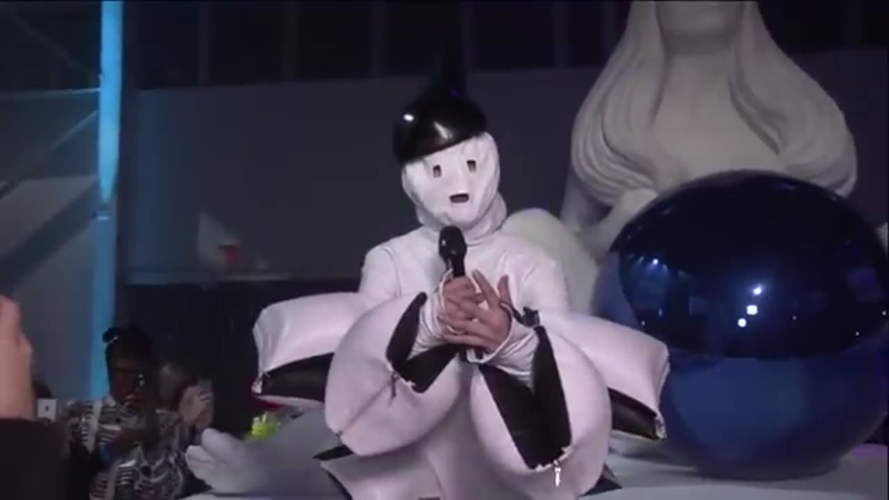 Lady Gaga _ Aura (vevo present)