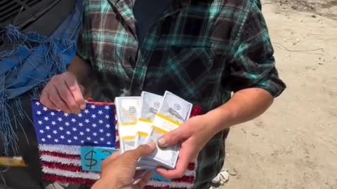 Millionaire blessed a homeless lady on July 4th and her story was so sad.hd