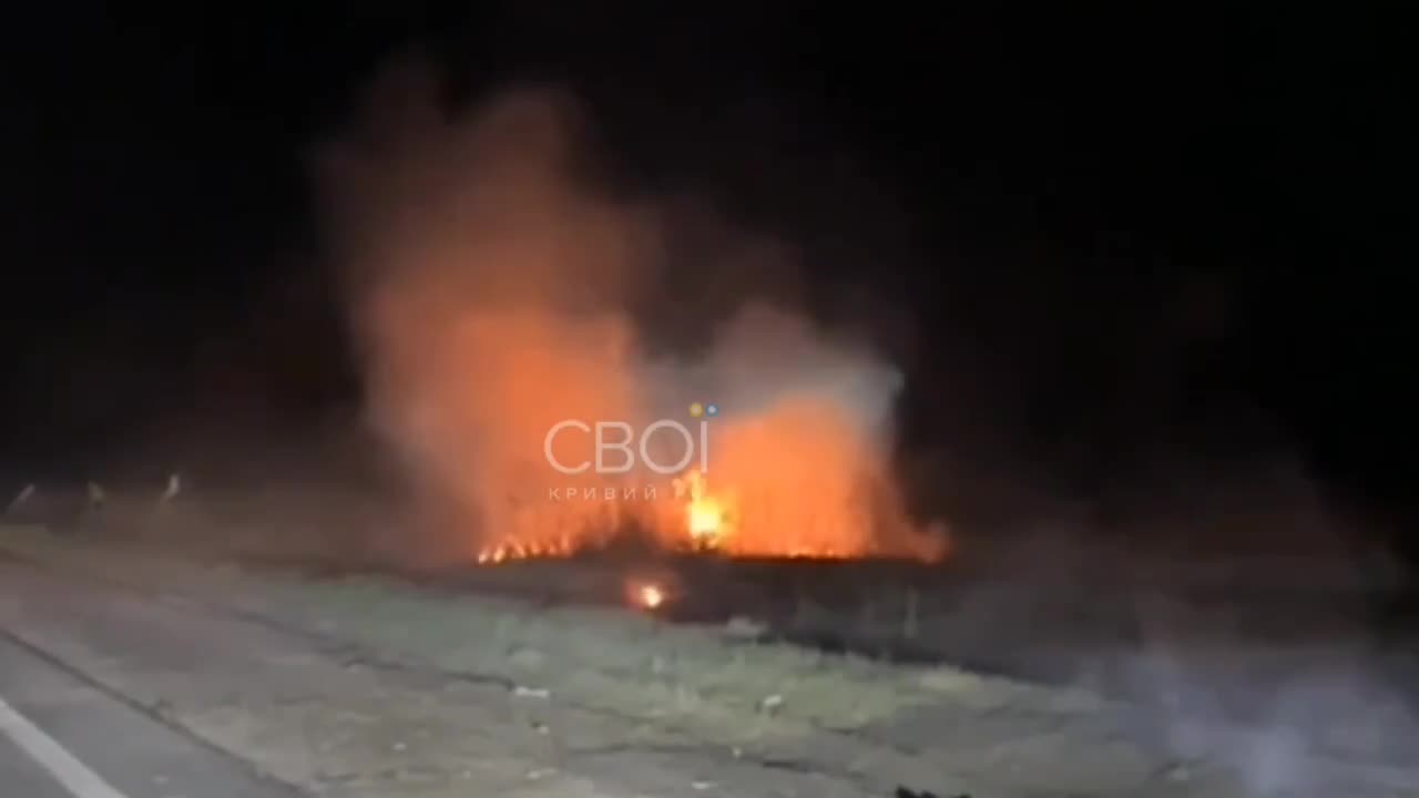 😳🙏 In Kryvyi Rih, even the roadway is on fire. The massive UAV raid lasted for