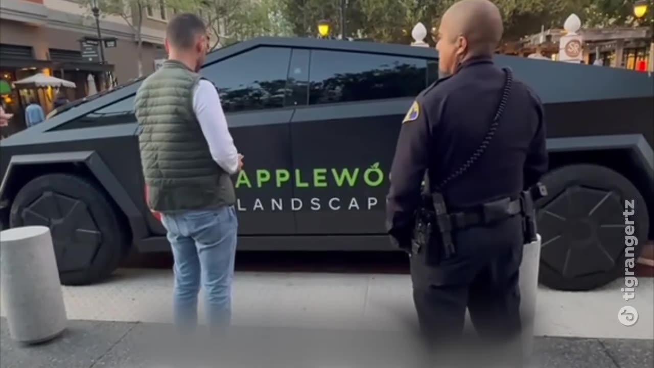 Propietario de Cybertruck persigue al vándalo que atacó su coche