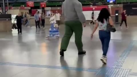 Gigante Brasileiro usando transporte público