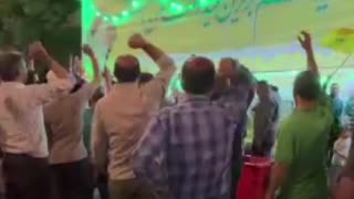 Los iraníes celebran el ataque de represalia contra Israel