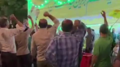 Los iraníes celebran el ataque de represalia contra Israel