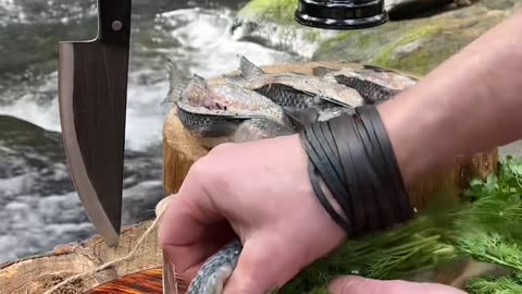 Would you try freshly smoked fish 🐟🐟 with noodles for true gourmets? 🔥🫡