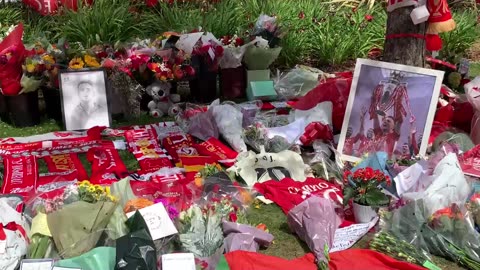Un mar de bufandas rojas emerge en Anfield para recordar a Diogo Jota
