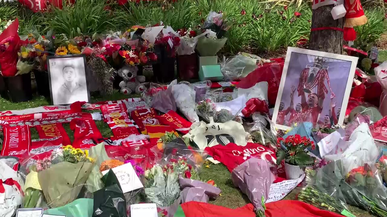 Un mar de bufandas rojas emerge en Anfield para recordar a Diogo Jota