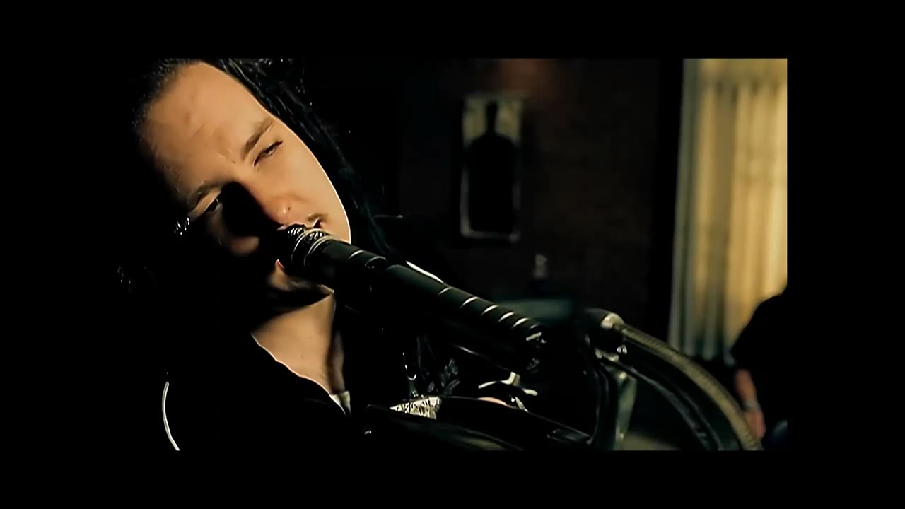 Korn - Alone I break (Official Music Video)