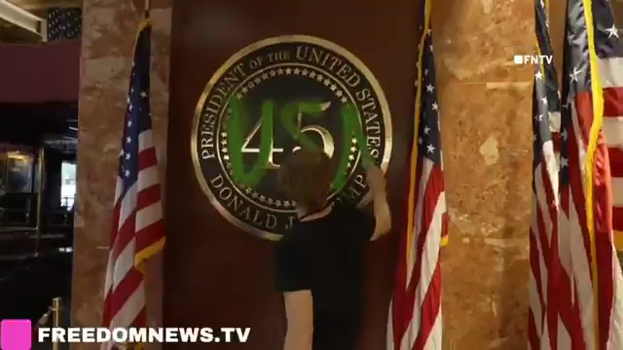 🚨#BREAKING: Climate Activists have has sprayed paint chalk USA over the presidential placard