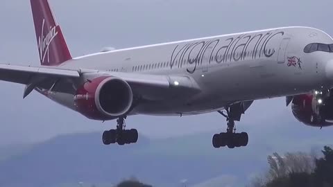 A difficult landing for the pilot of the Airbus A350 of Virgin Atlantic