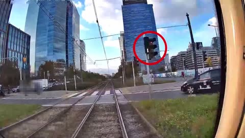 Tramwaje Warszawskie opublikowały nagranie ku przestrodze, na którym rowerzysta na ulicy