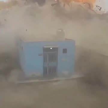 The clearest footage of the explosion at Iran's Bandar Abbas Port