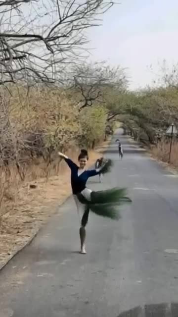 Graceful Roadside Dance Performance 💃🌿