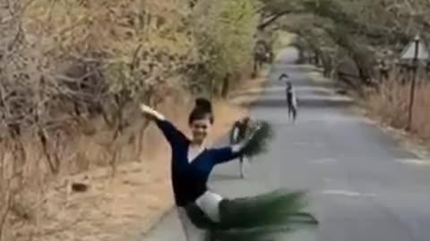 Graceful Roadside Dance Performance 💃🌿