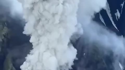 🇷🇺 The Kreshninyukov volcano in the far east of Russia began erupting last night