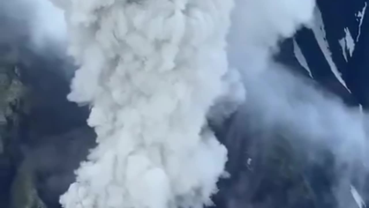 🇷🇺 The Kreshninyukov volcano in the far east of Russia began erupting last night
