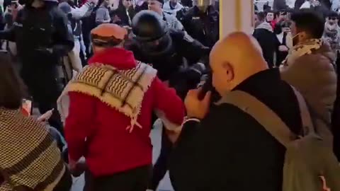 German police are not afraid of Islamic mobs.