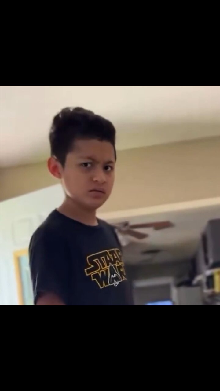 Niño le reclama a su papá por comprarse unos zapatos en vez de regalarle una PlayStation