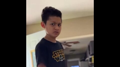 Niño le reclama a su papá por comprarse unos zapatos en vez de regalarle una PlayStation