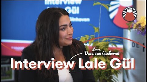 Lale gul bij een podcast 16