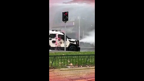 Violent May Day clashes in Santiago as police use water cannons on protesters. #Chile #MayDay