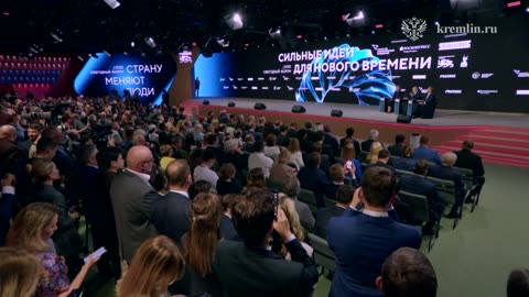 Владимир Путин принимает участие в пленарном заседании форума Агентства