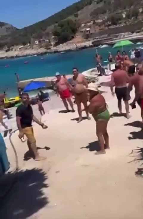 Dy pronarë hotelesh rrihen për çadrat e plazhit! Video e sherrit në plazhin e Ksamilit