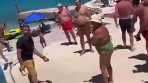 Dy pronarë hotelesh rrihen për çadrat e plazhit! Video e sherrit në plazhin e Ksamilit