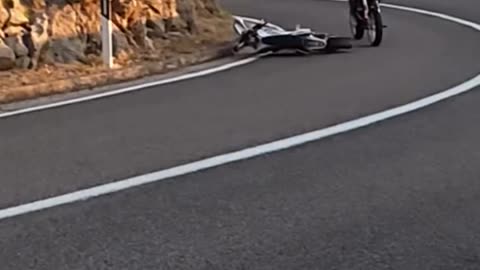 2 Bikes Racing – Balance Lost & Terrifying Accident Caught on Camera!"