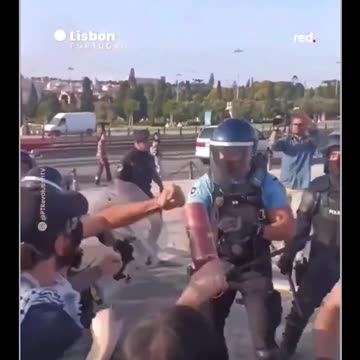 🇵🇹 Portugal: Portuguese police reacted harshly against Muslims demonstrating in support of Palestine. She's not playing around!