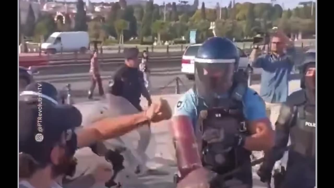🇵🇹 Portugal: Portuguese police reacted harshly against Muslims demonstrating in support of Palestine. She's not playing around!
