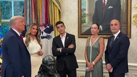 "Trump" e "Melania" che incontrano il cosiddetto ostaggio di Hamas, Edan Alexander