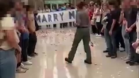 Amazing: Students help school resource officer pull off heartwarming proposal ❤️