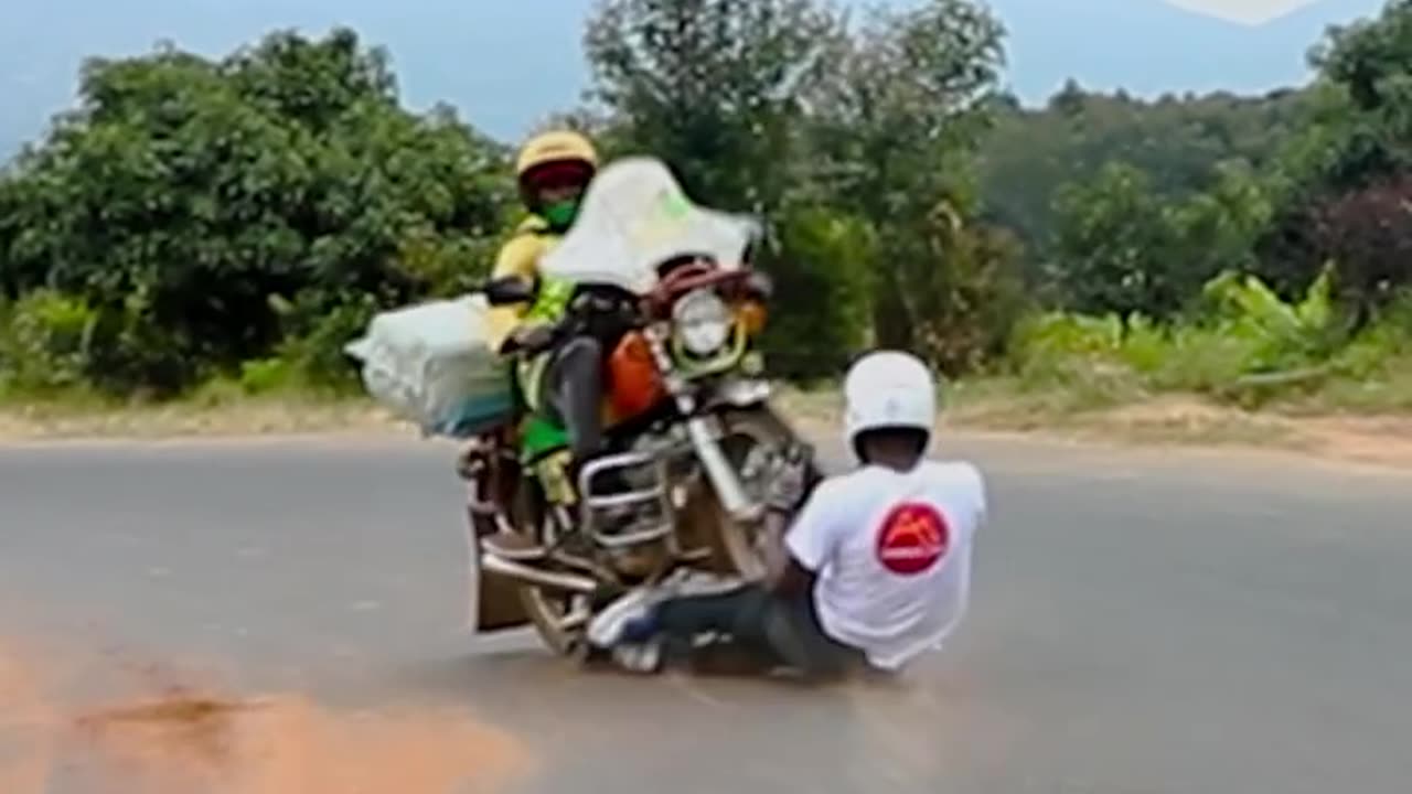 "Boy Skating at High Speed Crashes Into Bike – Caught on Camera"