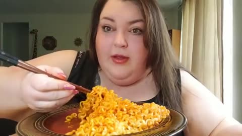 YTU_2019_05_26_Foodie Beauty Big Beautiful Me ASMR Trigger Fest Reaction